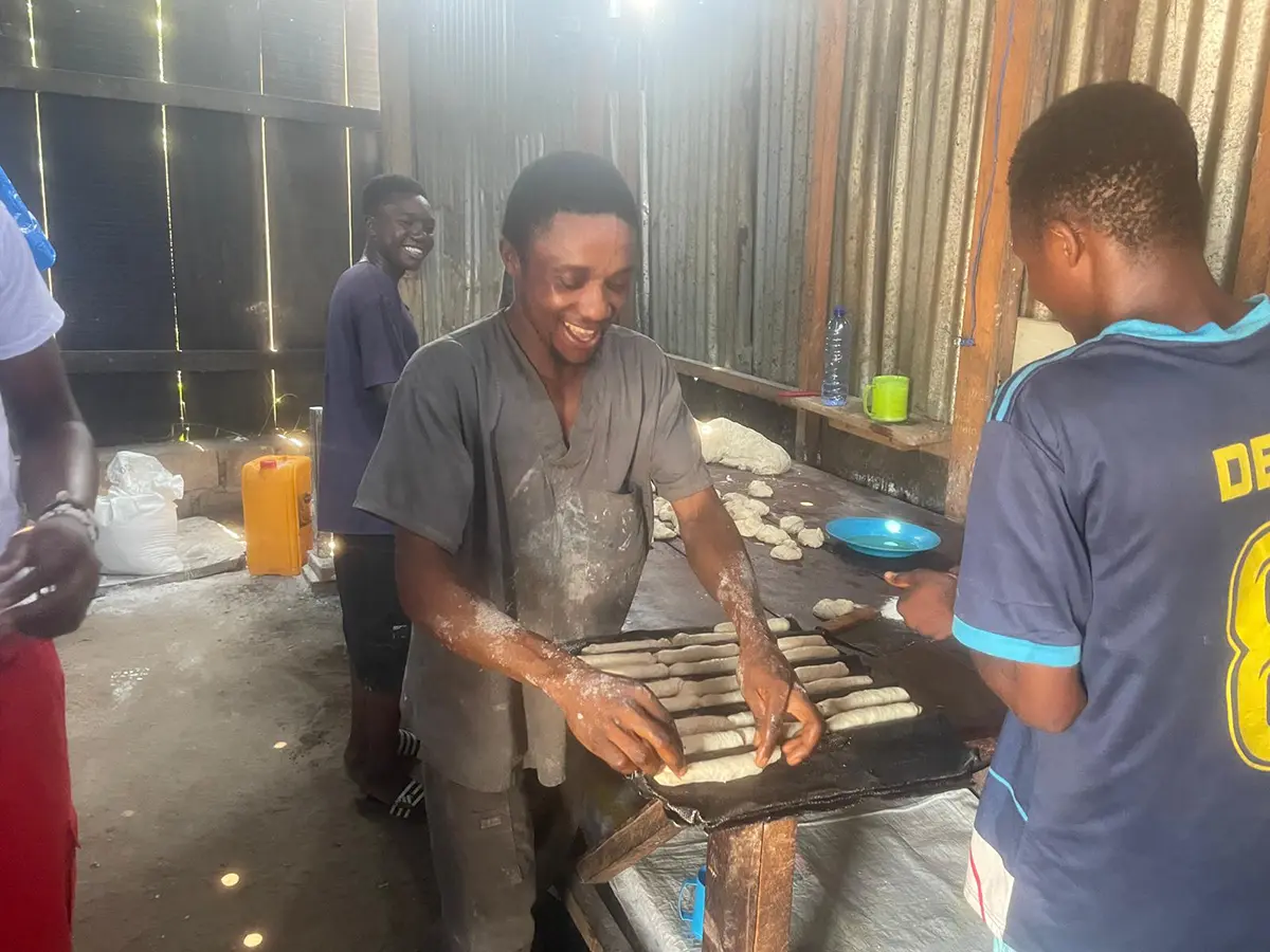 Vital, Nathan u. Gloire in der Bäckerei
